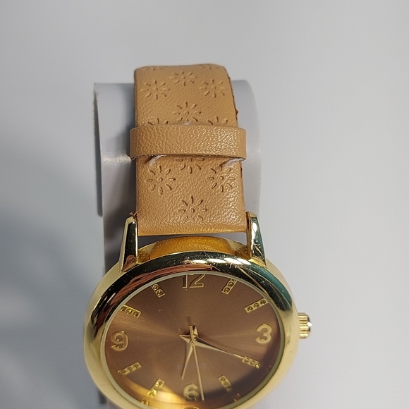 BWC Ladies Gold Tone Floral Embossed Faux Leather Watch, New Battery - Picture 3 of 11